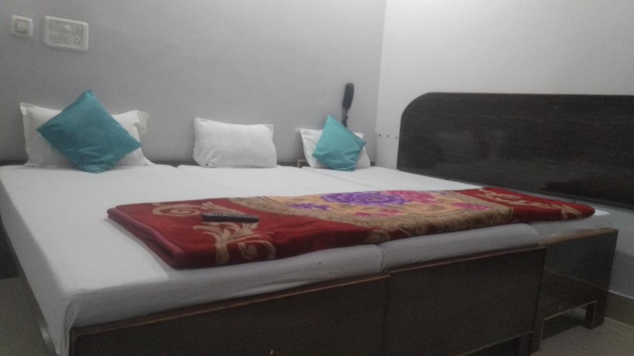 Hotel Giriraj Inn Varanasi Exterior photo
